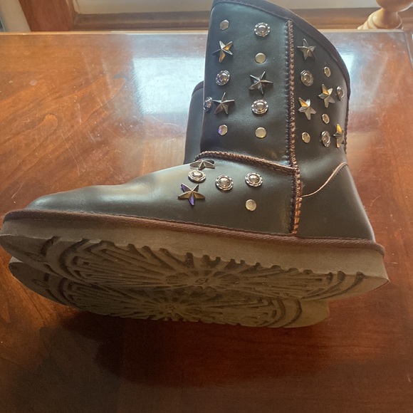- 🦊Ugg NWOT Big Kids leather studded boots. EUC. All studs in place. 👏 - Picture 6 of 16